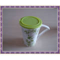 Caneca de porcelana com funil de silicone e tampa